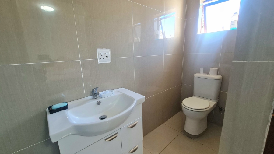 5 Bedroom Property for Sale in Hornlee East Western Cape